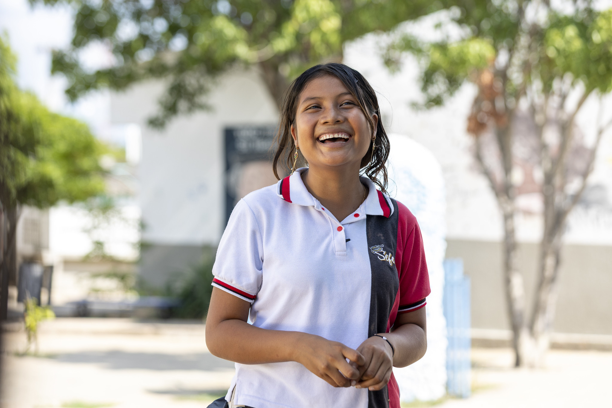 Une jeune femme souriante en plein air en Colombie