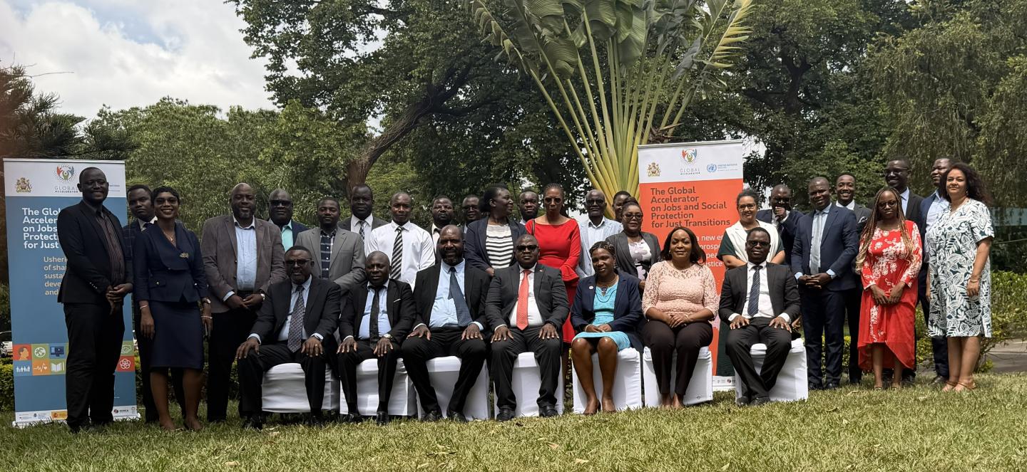 Group photo with men and women outdoors