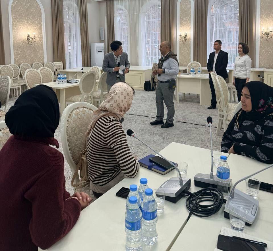 Women and men at a training 